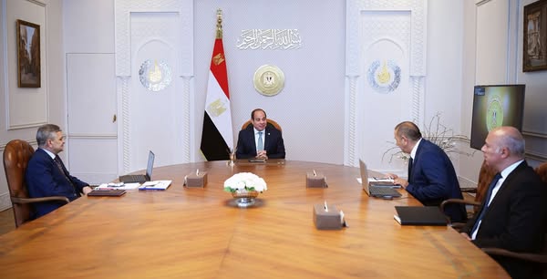 السيسي يطلع على تطورات حركة الملاحة بقناة السويس السيسي يطلع على تطورات حركة الملاحة بقناة السويس