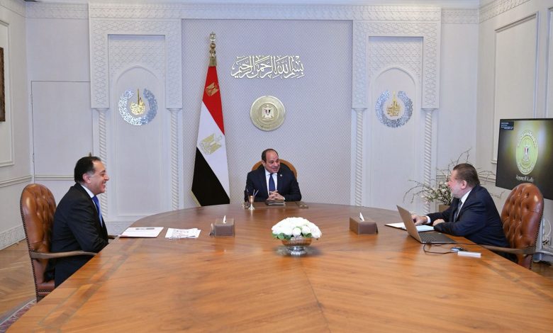 السيسي يبحث مع رئيس الوزراء ومحافظ البنك المركزي تعزيز احتياطات النقد الأجنبي السيسي يبحث مع رئيس الوزراء ومحافظ البنك المركزي تعزيز احتياطات النقد الأجنبي