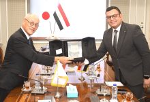 وزير الإسكان يستقبل سفير اليابان لاستعراض فرص الاستثمار بمصر