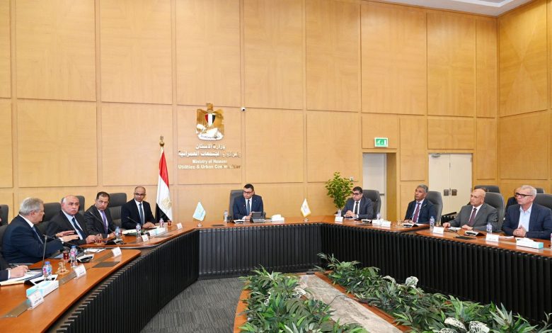 وزير الإسكان يتابع مشروعات المرافق وتوطين الصناعة.. خطة تحلية مياه البحر في 10 محافظات خلال 5 سنوات وزير الإسكان يتابع مشروعات المرافق وتوطين الصناعة.. خطة تحلية مياه البحر في 10 محافظات خلال 5 سنوات