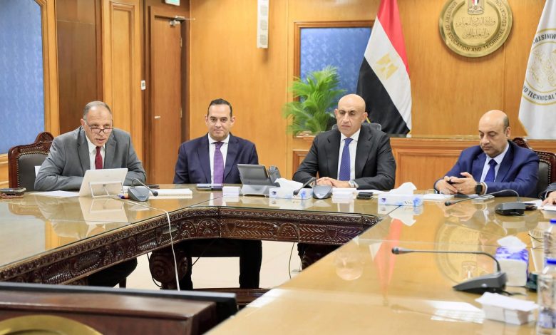 وزير التربية والتعليم يتابع امتحانات الثانوية العامة من خلال غرفة العمليات المركزية بالوزارة وزير التربية والتعليم يتابع امتحانات الثانوية العامة من خلال غرفة العمليات المركزية بالوزارة