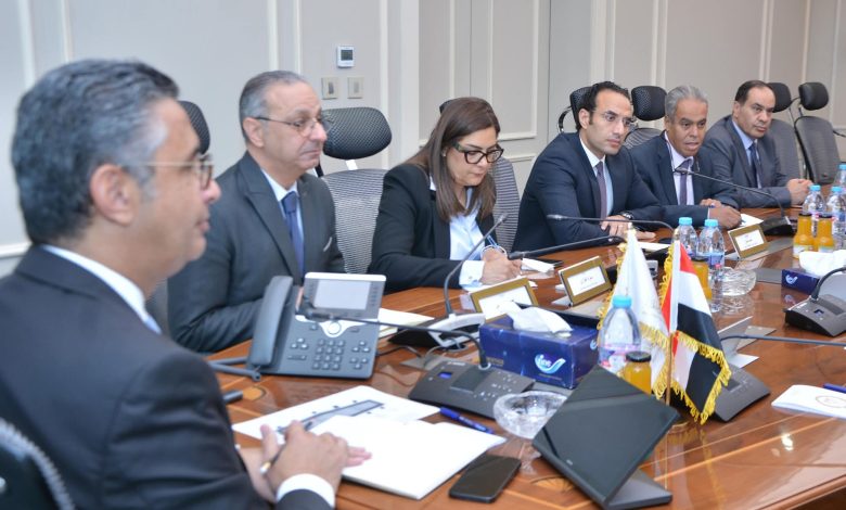 وزير التموين يعقد اجتماعًا مع رئيس الشعبة العامة للمخابز لمتابعة انتظام عمل منظومة الخبز البلدي المدعم وزير التموين يعقد اجتماعًا مع رئيس الشعبة العامة للمخابز لمتابعة انتظام عمل منظومة الخبز البلدي المدعم