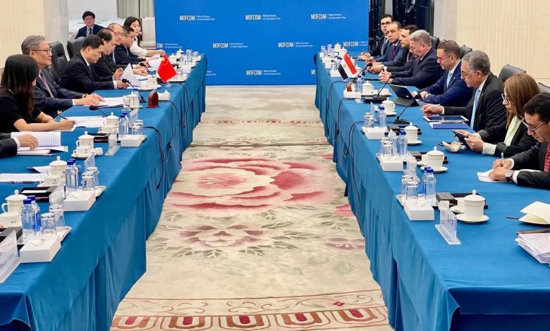 وزير الاستثمار يلتقي نظيره الصيني لبحث سبل تعزيز العلاقات الاقتصادية والتجارية بين البلدين وزير الاستثمار يلتقي نظيره الصيني لبحث سبل تعزيز العلاقات الاقتصادية والتجارية بين البلدين