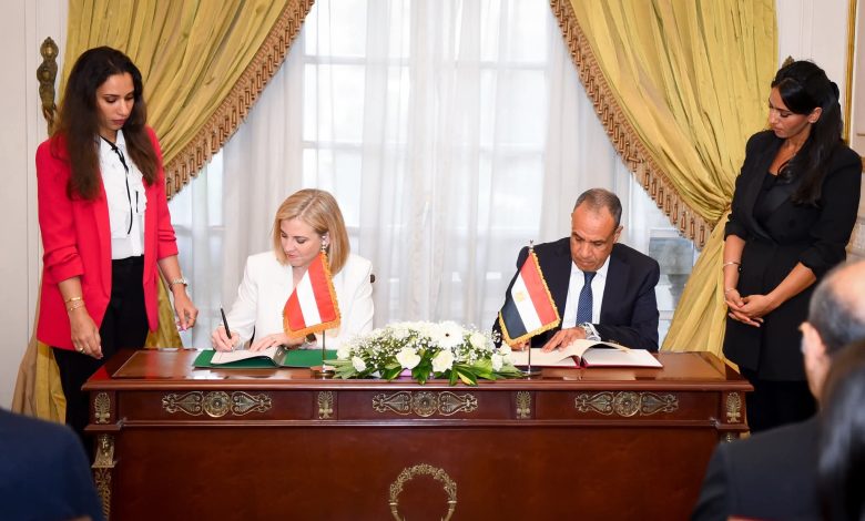 وزير الخارجية يوقع مذكرة تفاهم مع نظيرته النمساوية لتعزيز العلاقات الثنائية بين البلدين وزير الخارجية يوقع مذكرة تفاهم مع نظيرته النمساوية لتعزيز العلاقات الثنائية بين البلدين