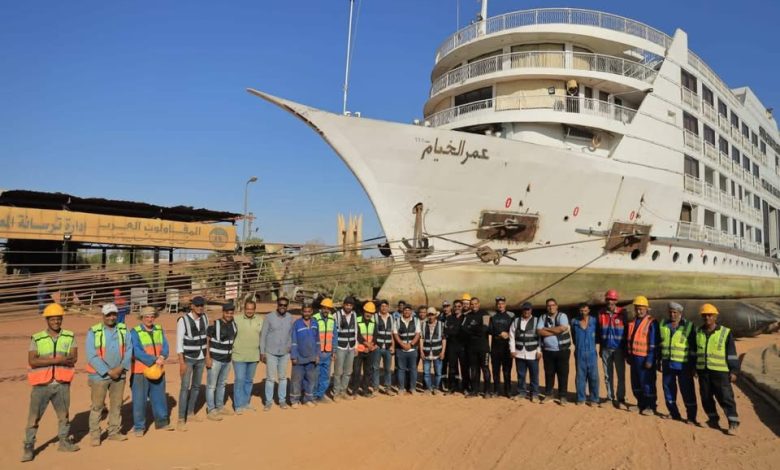 المقاولون العرب تنجح في رفع أكبر الفنادق العائمة ببحيرة ناصر باستخدام الوسائد الهوائية المقاولون العرب تنجح في رفع أكبر الفنادق العائمة ببحيرة ناصر باستخدام الوسائد الهوائية