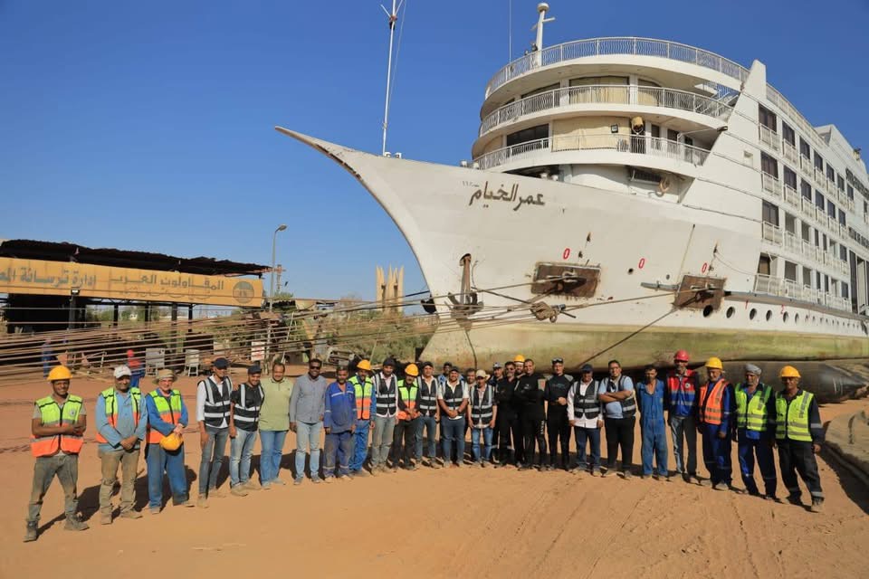 المقاولون العرب تنجح في رفع أكبر الفنادق العائمة ببحيرة ناصر باستخدام الوسائد الهوائية
