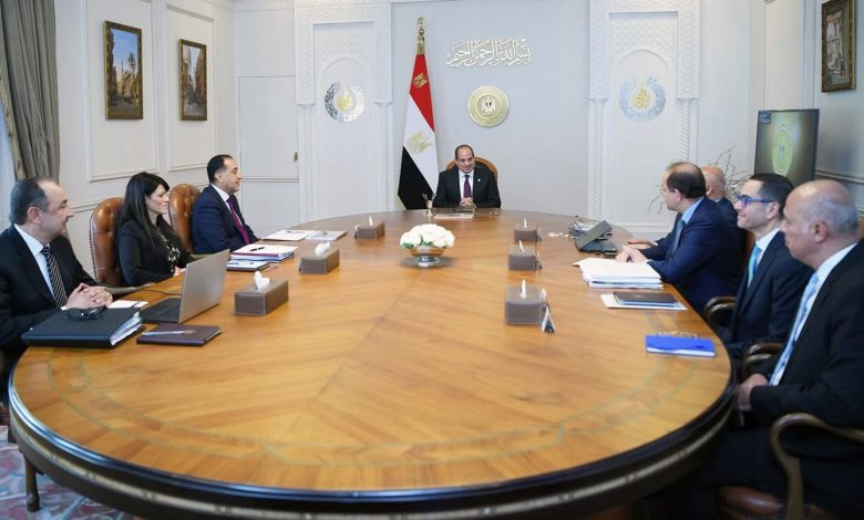 السيسي يجتمع مع 5 وزراء لمتابعة استراتيجية النهوض بشركات قطاع الأعمال السيسي يجتمع مع 5 وزراء لمتابعة استراتيجية النهوض بشركات قطاع الأعمال