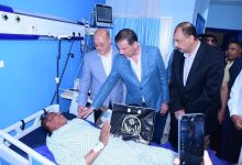 وزير الزراعة يزور مسؤول حماية الأراضي المصاب بسوهاج ويصرف مكافأة فورية وترقية استثنائية