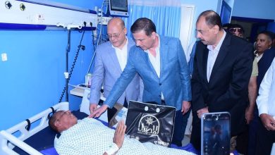 وزير الزراعة يزور مسؤول حماية الأراضي المصاب بسوهاج ويصرف مكافأة فورية وترقية استثنائية