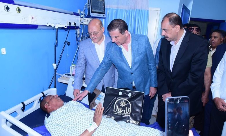 وزير الزراعة يزور مسؤول حماية الأراضي المصاب بسوهاج ويصرف مكافأة فورية وترقية استثنائية وزير الزراعة يزور مسؤول حماية الأراضي المصاب بسوهاج ويصرف مكافأة فورية وترقية استثنائية