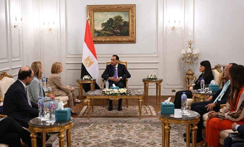 رئيس الوزراء يبحث مع نائب رئيس بنك الاستثمار الأوروبي تعزيز التعاون في الطاقة والمياه والمشروعات الصغيرة رئيس الوزراء يبحث مع نائب رئيس بنك الاستثمار الأوروبي تعزيز التعاون في الطاقة والمياه والمشروعات الصغيرة