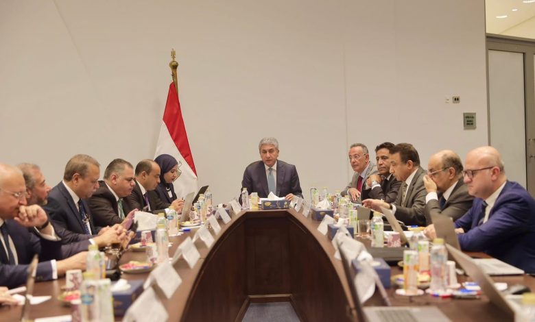 وزير السياحة يترأس اجتماع مجلس إدارة المتحف المصري الكبير لمتابعة الاستعدادات النهائية للافتتاح الرسمي وزير السياحة يترأس اجتماع مجلس إدارة المتحف المصري الكبير لمتابعة الاستعدادات النهائية للافتتاح الرسمي