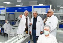 وزير قطاع الأعمال يشهد التشغيل التجريبي لمصنع فلاتر غسيل الكلى المتوقف منذ 10 سنوات