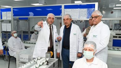 وزير قطاع الأعمال يشهد التشغيل التجريبي لمصنع فلاتر غسيل الكلى المتوقف منذ 10 سنوات