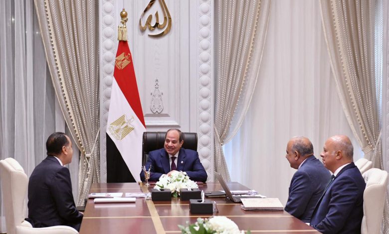 السيسي يتابع تنفيذ خطط تطوير قطاع الكهرباء والطاقة المتجددة ويوجه بتكثيف الاستثمارات وتوطين الصناعة السيسي يتابع تنفيذ خطط تطوير قطاع الكهرباء والطاقة المتجددة ويوجه بتكثيف الاستثمارات وتوطين الصناعة