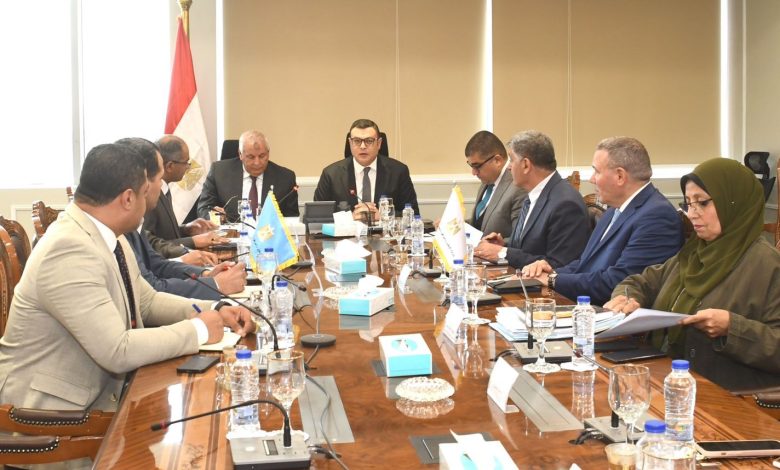 وزير الإسكان يبحث مع محافظ الوادي الجديد سبل دعم مشروعات مياه الشرب والصرف الصحي