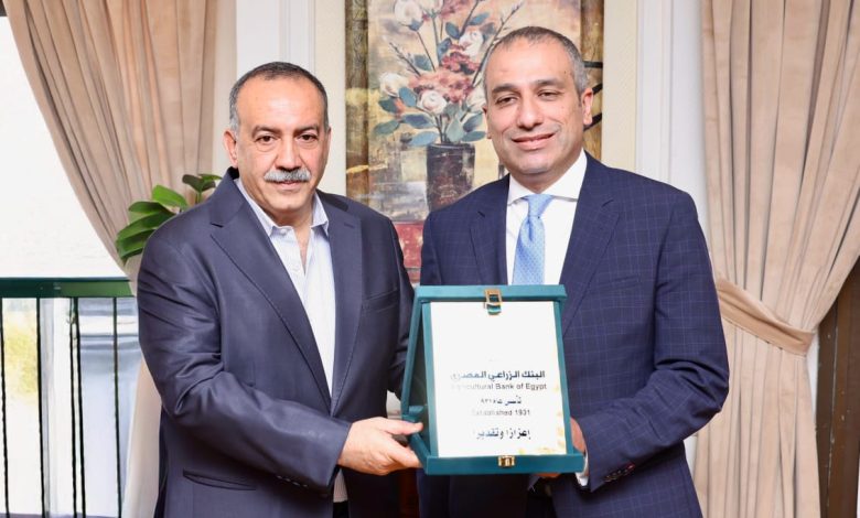 رئيس البنك الزراعي المصري يلتقي محافظ أسيوط لبحث دعم المشروعات الزراعية بالمحافظة رئيس البنك الزراعي المصري يلتقي محافظ أسيوط لبحث دعم المشروعات الزراعية بالمحافظة