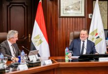 محافظ البنك المركزي يبحث مع وفد “الأوروبي لإعادة الإعمار” تعزيز التعاون ودعم المشروعات الصغيرة