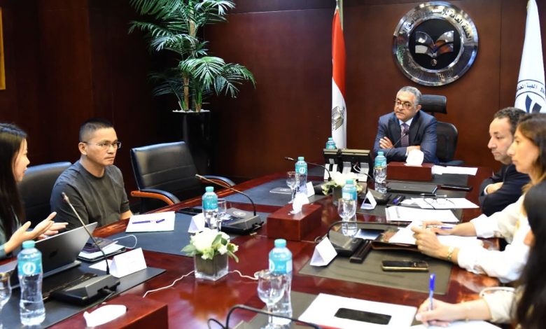 هيئة الاستثمار تبحث سُبل نقل سلاسل الإنتاج الصينية في قطاع الملابس إلى مصر هيئة الاستثمار تبحث سُبل نقل سلاسل الإنتاج الصينية في قطاع الملابس إلى مصر