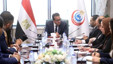 وزير الصحة يبحث مع شركة «ساندوز» تعزيز التعاون في توطين صناعة الأدوية ودعم المبادرات الصحية