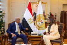 وزيرة التنمية المحلية تتابع مع محافظ شمال سيناء مشروعات الخطة الاستثمارية فى العام المالي الجديد
