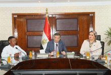 وزير الزراعة يبحث مع وفد النقابة العامة للعاملين بالبنوك والتأمينات بجنوب أفريقيا سبل التعاون المشترك