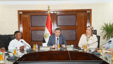 وزير الزراعة يبحث مع وفد النقابة العامة للعاملين بالبنوك والتأمينات بجنوب أفريقيا سبل التعاون المشترك