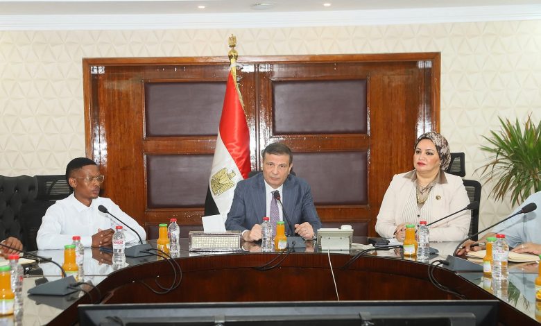 وزير الزراعة يبحث مع وفد النقابة العامة للعاملين بالبنوك والتأمينات بجنوب أفريقيا سبل التعاون المشترك وزير الزراعة يبحث مع وفد النقابة العامة للعاملين بالبنوك والتأمينات بجنوب أفريقيا سبل التعاون المشترك
