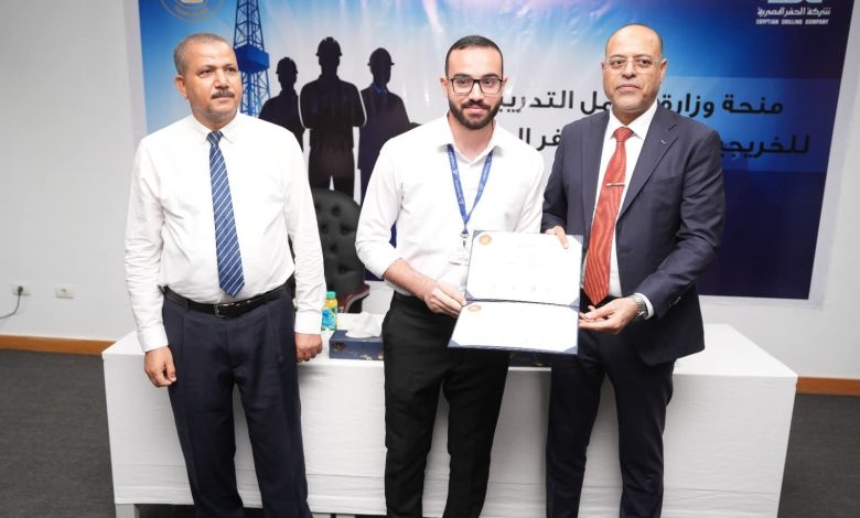 وزير العمل يُسلم شهادات لخريجي دورات تدريب مجانية في مجالات الخدمات البترولية بمركز “شركة الحفر المصرية”