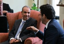  وزير الخارجية والهجرة يلتقي السيناتور “برايان شاتز” زعيم الأقلية بمجلس الشيوخ الأمريكي