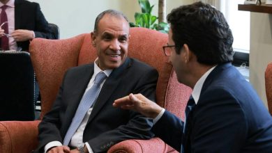  وزير الخارجية يلتقي السيناتور “برايان شاتز” زعيم الأقلية بمجلس الشيوخ الأمريكي