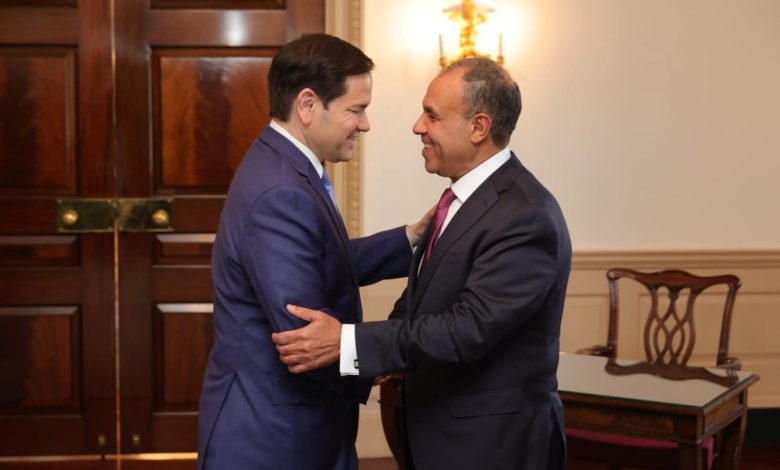 وزير الخارجية يلتقي نظيره الأمريكي لبحث تعزيز العلاقات الثنائية بين البلدين وزير الخارجية يلتقي نظيره الأمريكي لبحث تعزيز العلاقات الثنائية بين البلدين