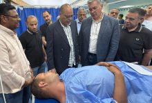 وزير البترول يزور مصابي حادث البارجة في مستشفى الجونة 