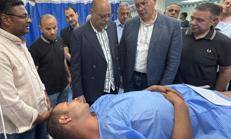 وزير البترول يزور مصابي حادث البارجة في مستشفى الجونة 