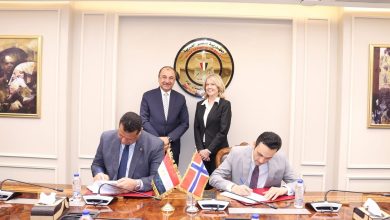 “مصر للألومنيوم” توقع اتفاقًا مع “سكاتك” النرويجية لإنشاء محطة طاقة شمسية بقدرة 1000 ميجاوات في نجع حمادي