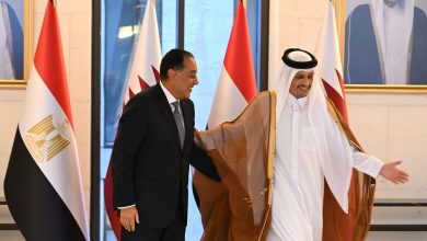 رئيس الوزراء يبحث مع نظيره القطري تعزيز الاستثمارات والتعاون المشترك