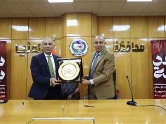رئيس البنك الزراعي المصري يوقع بروتوكول تعاون مع محافظ المنيا لتمويل المنتفعين من أراضي الدولة رئيس البنك الزراعي المصري يوقع بروتوكول تعاون مع محافظ المنيا لتمويل المنتفعين من أراضي الدولة
