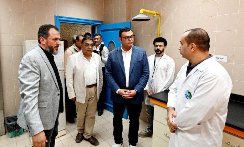 وزير الإسكان ومحافظ الدقهلية يختتمان جولتهما بتفقد محطة “ميت خميس” ومتابعة منظومة الجودة بالمعمل المركزي