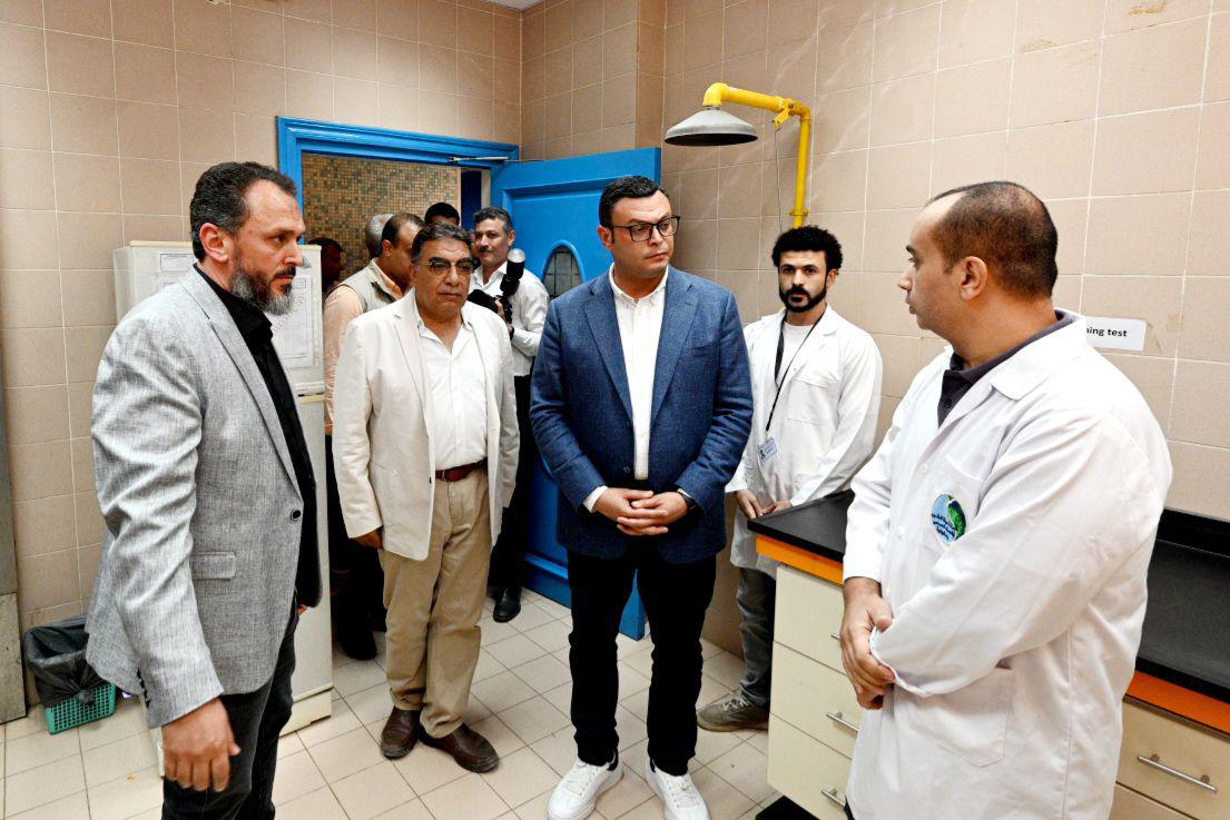 وزير الإسكان ومحافظ الدقهلية يختتمان جولتهما بتفقد محطة “ميت خميس” ومتابعة منظومة الجودة بالمعمل المركزي
