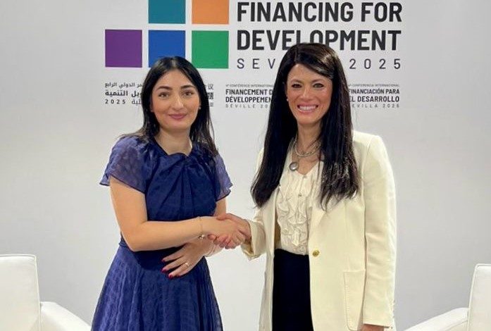 «المشاط» تبحث مع وزيرة التعاون الألمانية أولويات الشراكة وتمويل التنمية خلال مؤتمر FF4D بإشبيلية «المشاط» تبحث مع وزيرة التعاون الألمانية أولويات الشراكة وتمويل التنمية خلال مؤتمر FF4D بإشبيلية