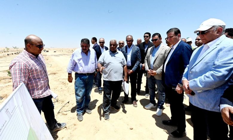 وزيرا الإسكان والزراعة يتفقدان محطة لتحلية مياه البحر بالعلمين الجديدة