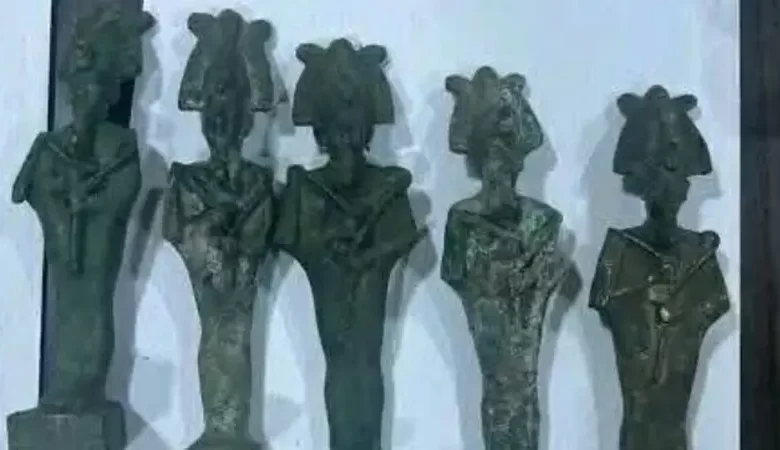 إحباط محاولة تهريب 2189 قطعة أثرية نادرة عبر ميناء نويبع بقيمة 3.5 مليار جنيه إحباط محاولة تهريب 2189 قطعة أثرية نادرة عبر ميناء نويبع بقيمة 3.5 مليار جنيه