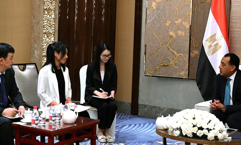 رئيس الوزراء يلتقي رئيسة شركة جيانغسو فينغهاي المحدودة لتطوير تحلية مياه البحر والطاقة الجديدة رئيس الوزراء يلتقي رئيسة شركة جيانغسو فينغهاي المحدودة لتطوير تحلية مياه البحر والطاقة الجديدة