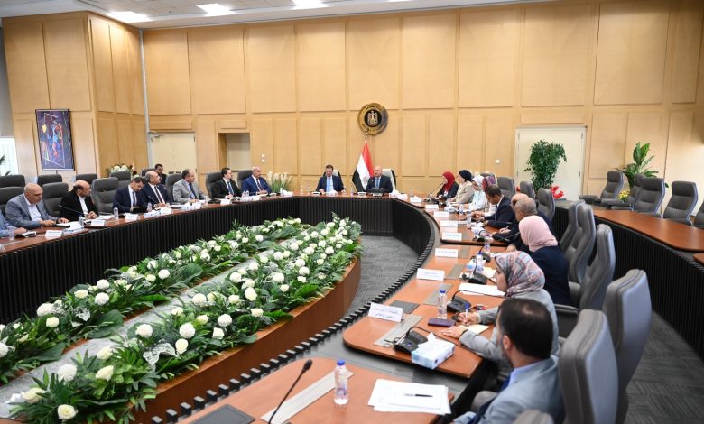 وزيرا الصناعة والزراعة يبحثان التوسع في تصنيع الزبيب وتوطين صناعة الكتان