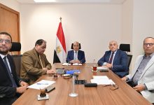 وزير الري يوجه بمواصلة أعمال الرفع المساحي لاستلام أراضي طرح النهر