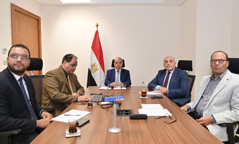 وزير الري يوجه بمواصلة أعمال الرفع المساحي لاستلام أراضي طرح النهر وزير الري يوجه بمواصلة أعمال الرفع المساحي لاستلام أراضي طرح النهر