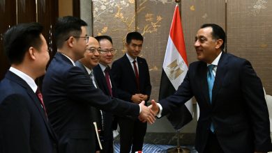 رئيس الوزراء: نتطلع لجذب الشركات الصينية للعمل في منطقة تيدا لصناعات الطاقة المتجددة والسيارات الكهربائية