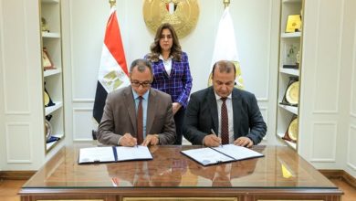 وزيرة التنمية المحلية تشهد توقيع عقد توريد مجزرين متنقلين لتوفير لحوم آمنة بالمناطق النائية والحدودية