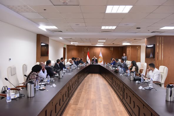 وزير العمل يعقد اجتماعًا مع مُمثلي “شركات توصيل الطلبات”و”توريد مهمات الوقاية”