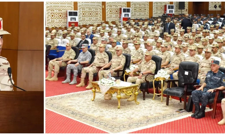 وزير الدفاع يلتقى بعدد من مقاتلى المنطقة الغربية العسكرية وزير الدفاع يلتقى بعدد من مقاتلى المنطقة الغربية العسكرية